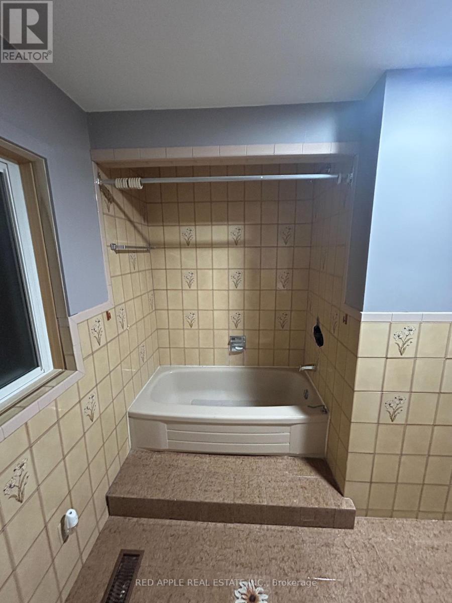 135 Spalding Road, Toronto, ON - Indoor Photo Showing Bathroom
