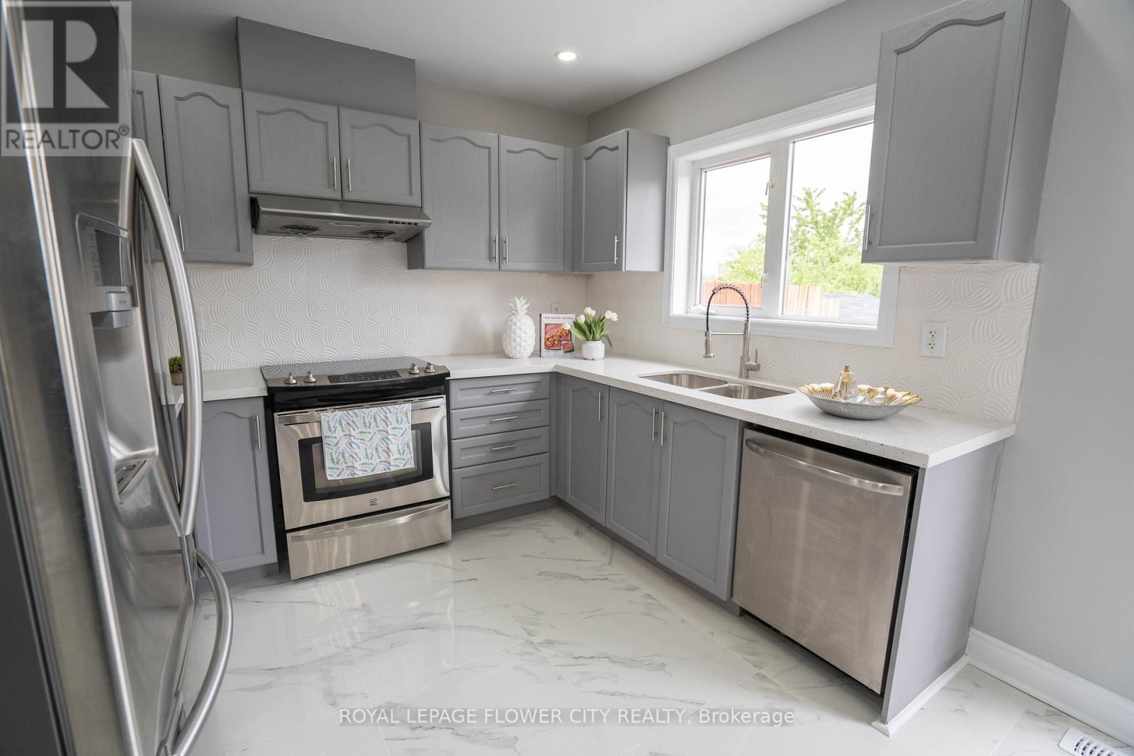 40 Dewridge Court, Brampton, ON - Indoor Photo Showing Kitchen With Double Sink