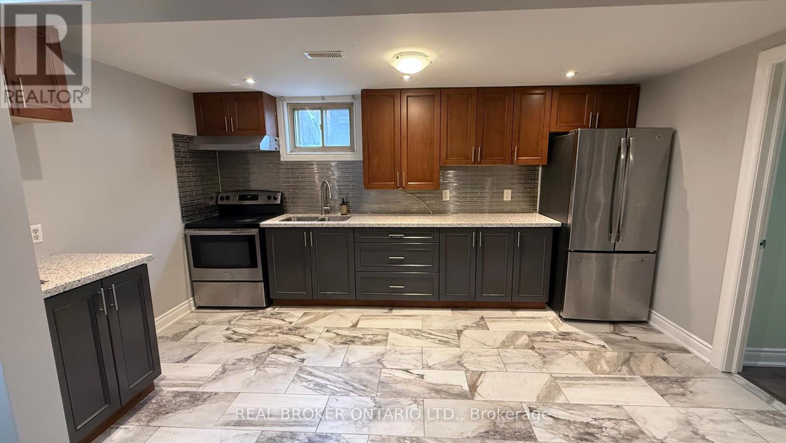 Lower 2 - 926 Flagship Drive, Mississauga, ON - Indoor Photo Showing Kitchen With Double Sink