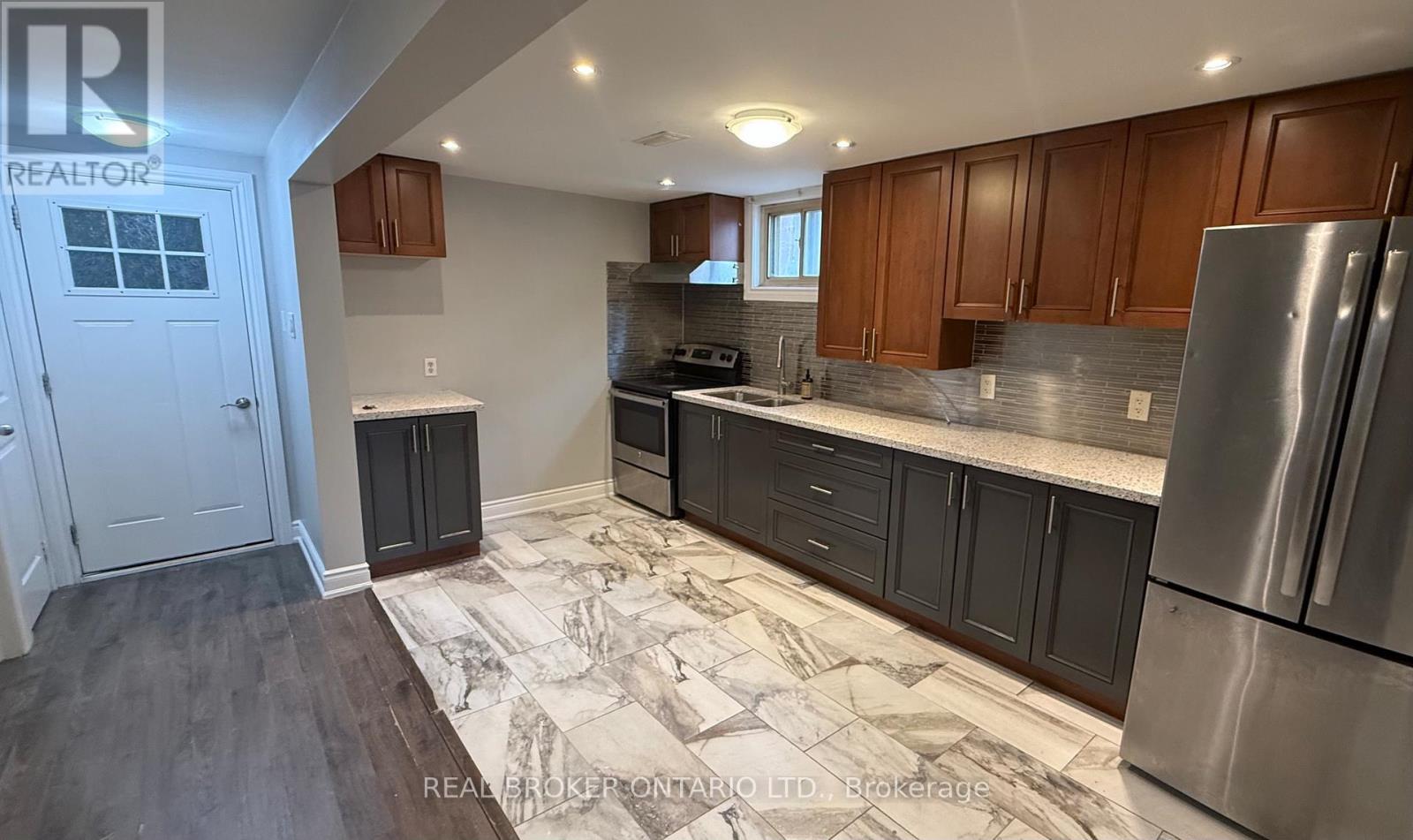 Lower 2 - 926 Flagship Drive, Mississauga, ON - Indoor Photo Showing Kitchen