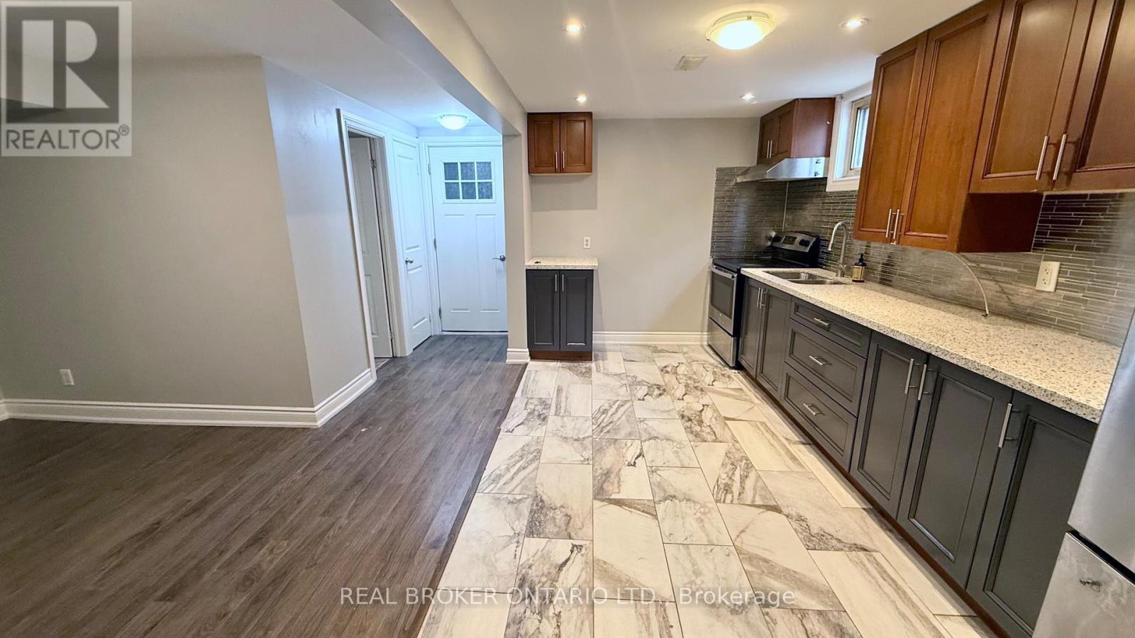 Lower 2 - 926 Flagship Drive, Mississauga, ON - Indoor Photo Showing Kitchen With Double Sink