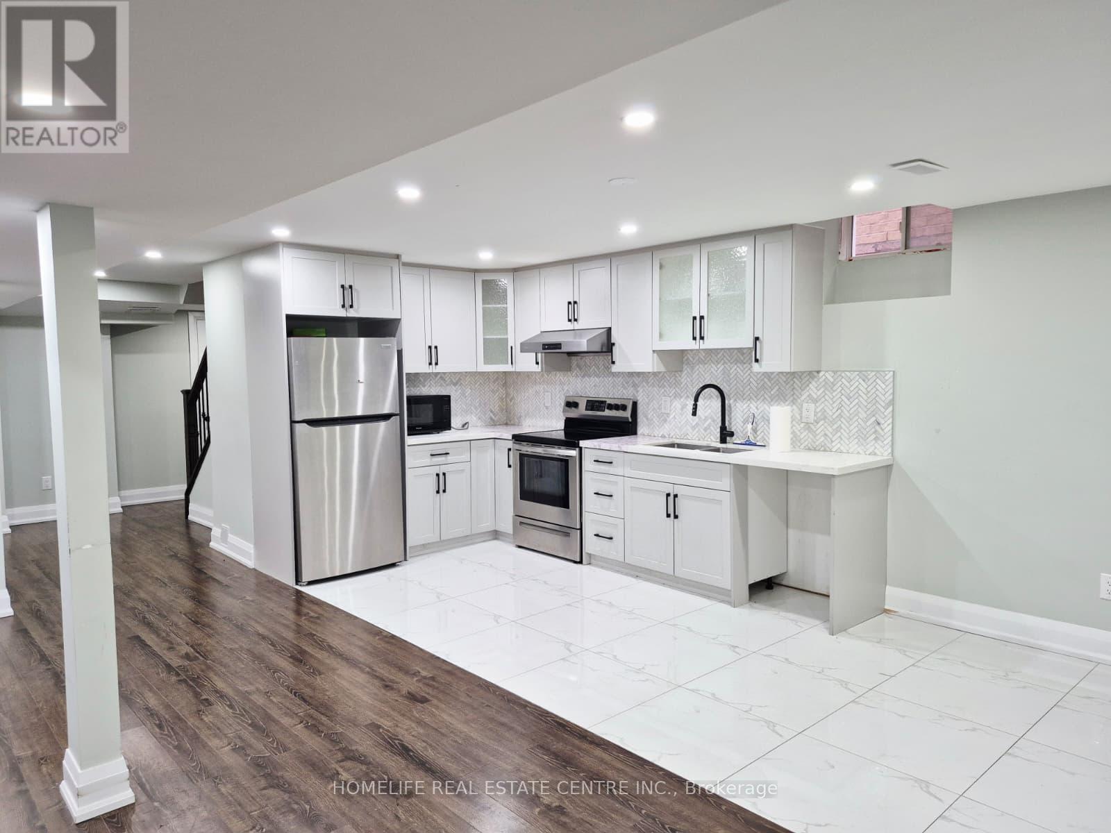 12 Junetown Circle, Brampton, ON - Indoor Photo Showing Kitchen