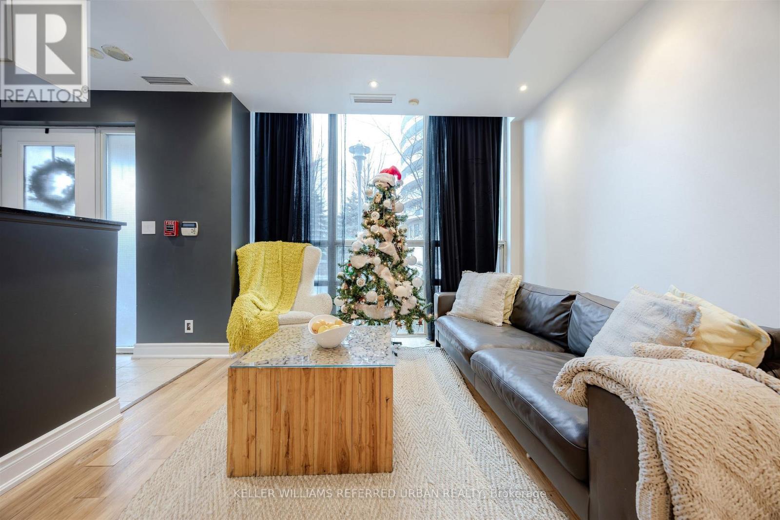 Th-115 - 90 Absolute Avenue, Mississauga, ON - Indoor Photo Showing Living Room