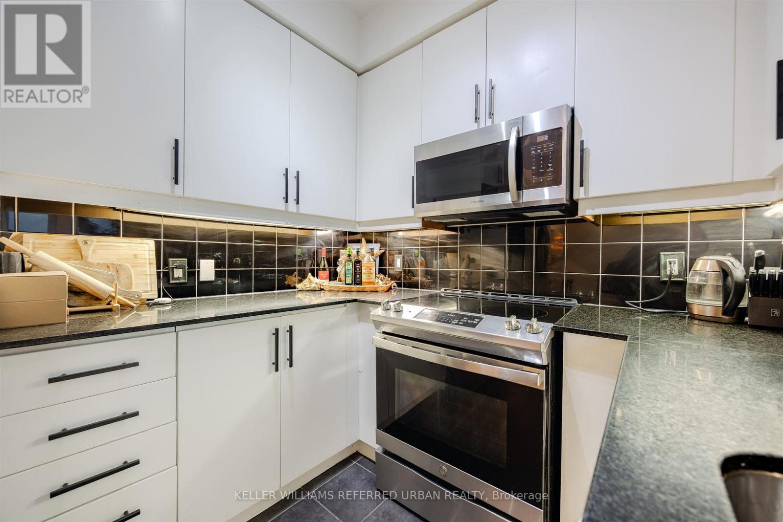 Th-115 - 90 Absolute Avenue, Mississauga, ON - Indoor Photo Showing Kitchen With Upgraded Kitchen