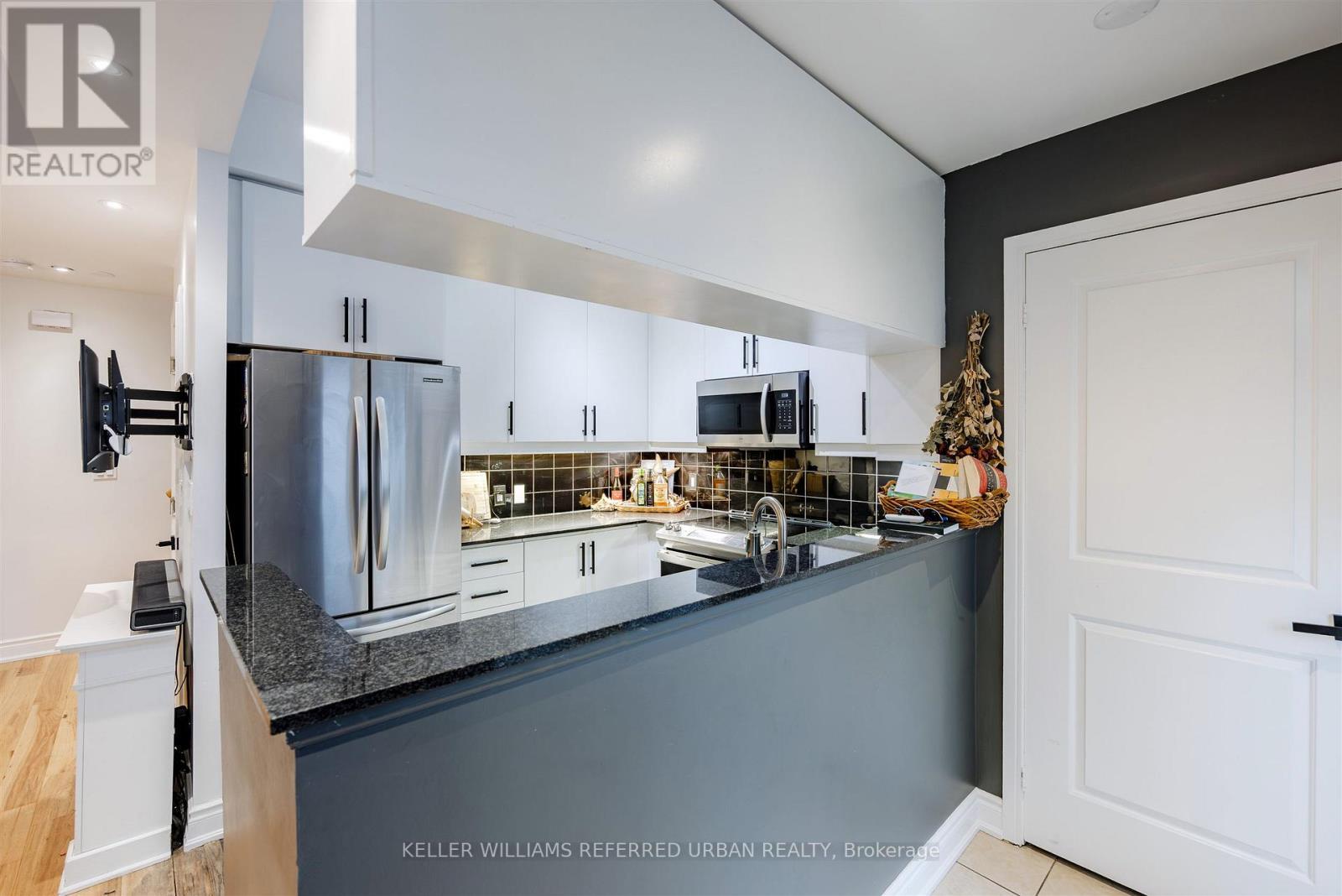 Th-115 - 90 Absolute Avenue, Mississauga, ON - Indoor Photo Showing Kitchen