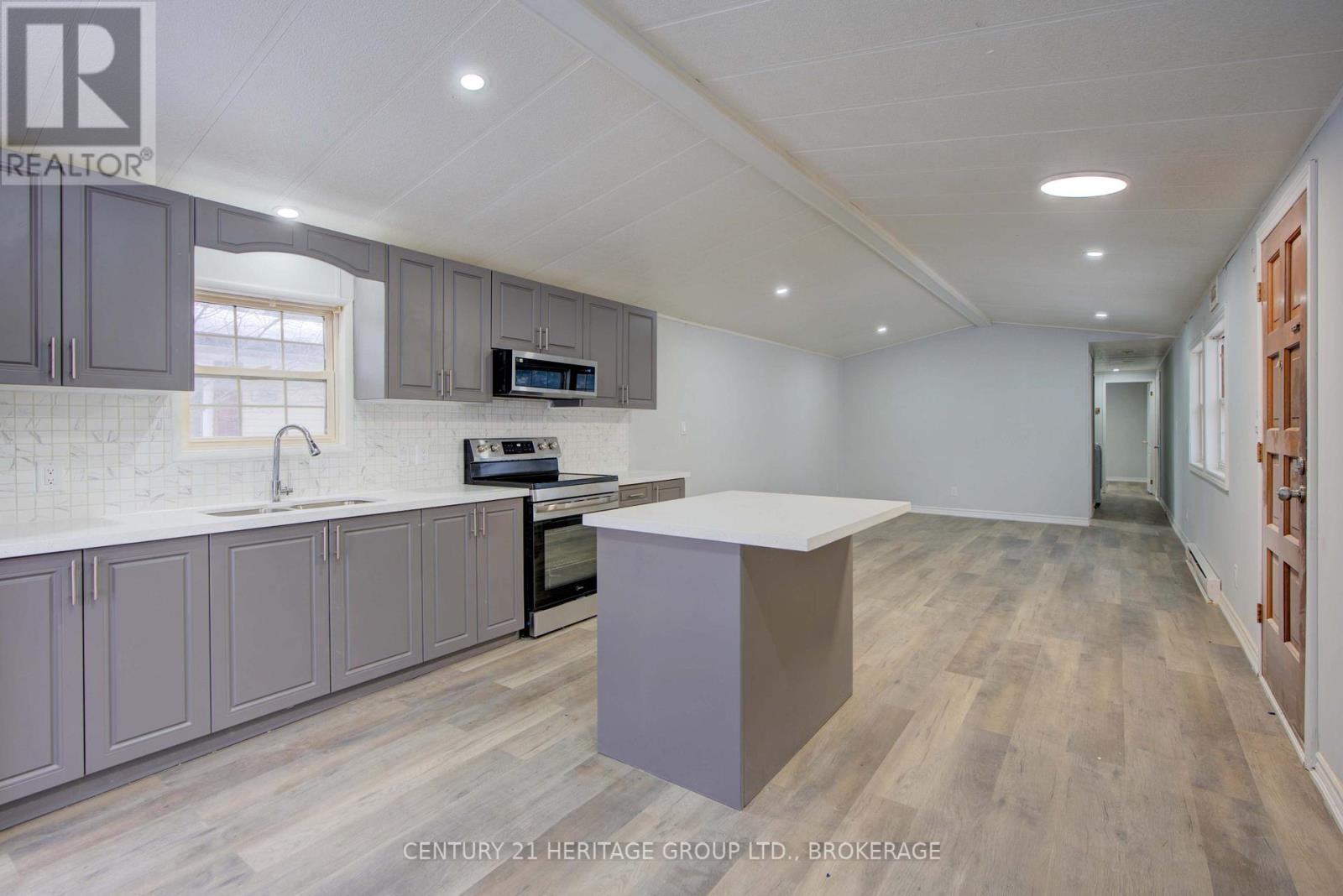 35 - 227 Big Hill Road, Leeds And The Thousand Islands, ON - Indoor Photo Showing Kitchen