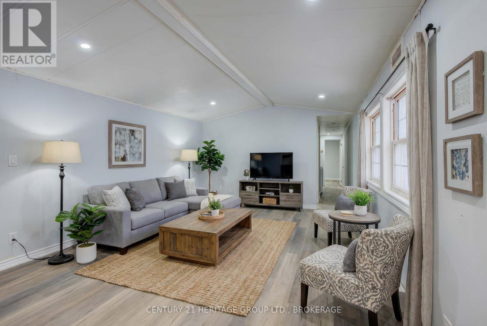 35 - 227 Big Hill Road, Leeds And The Thousand Islands, ON - Indoor Photo Showing Living Room