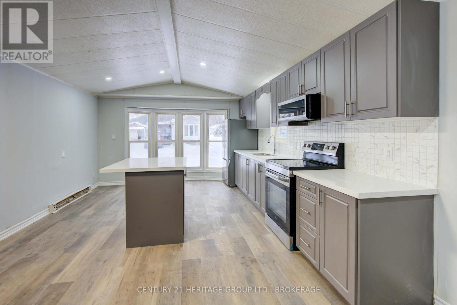 35 - 227 Big Hill Road, Leeds And The Thousand Islands, ON - Indoor Photo Showing Kitchen