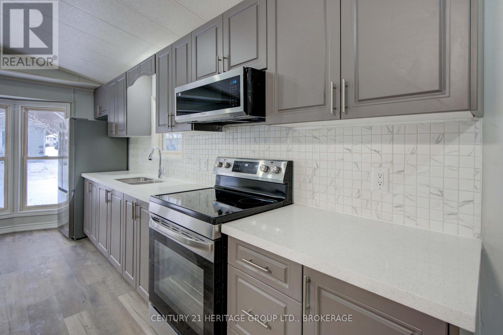 35 - 227 Big Hill Road, Leeds And The Thousand Islands, ON - Indoor Photo Showing Kitchen