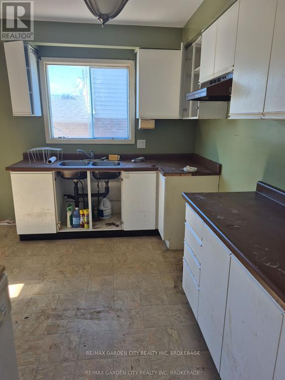 74 Commerford Street, Thorold (Confederation Heights), ON - Indoor Photo Showing Kitchen With Double Sink