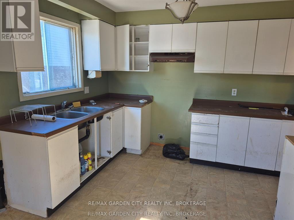 74 Commerford Street, Thorold (Confederation Heights), ON - Indoor Photo Showing Kitchen With Double Sink