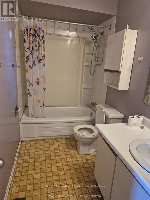 74 Commerford Street, Thorold (Confederation Heights), ON - Indoor Photo Showing Bathroom