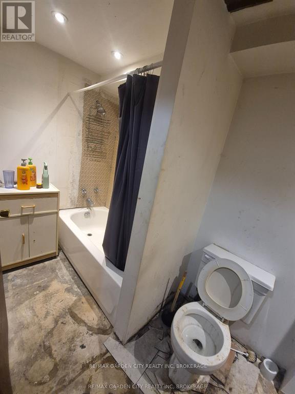 74 Commerford Street, Thorold (Confederation Heights), ON - Indoor Photo Showing Bathroom