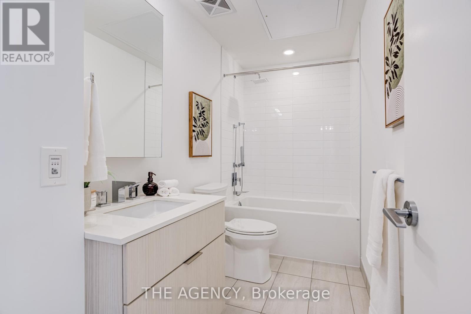 2401 - 25 Richmond Street E, Toronto, ON - Indoor