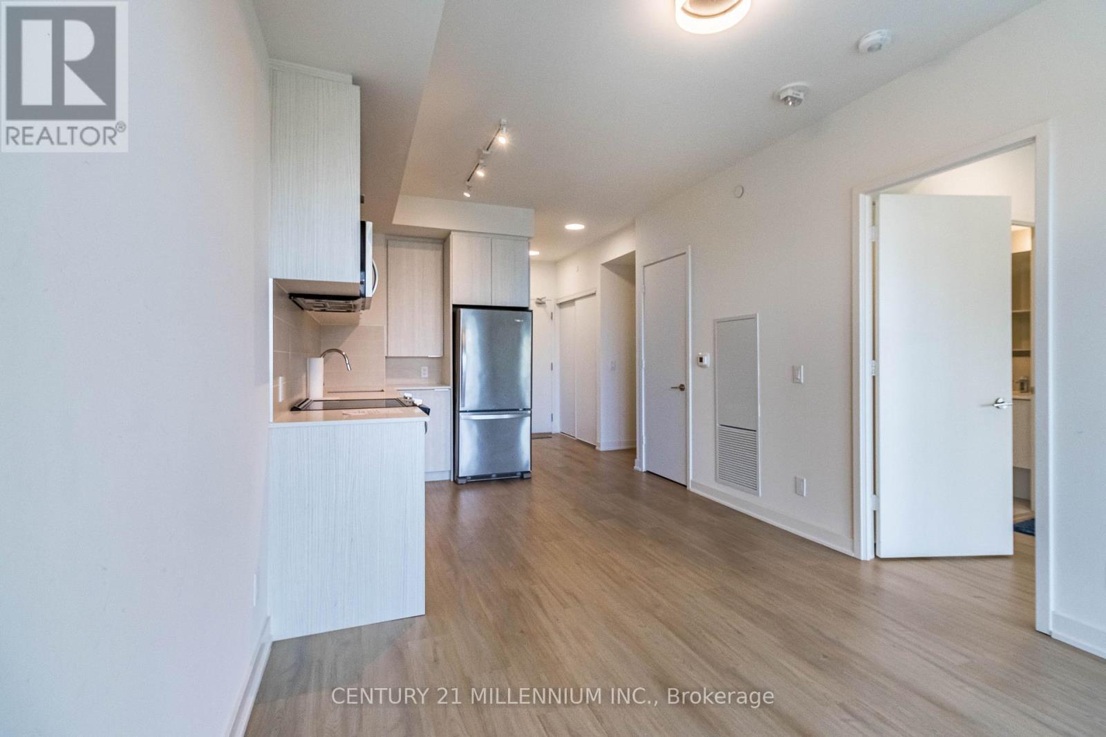 606 - 10 Deerlick Court, Toronto, ON - Indoor Photo Showing Kitchen