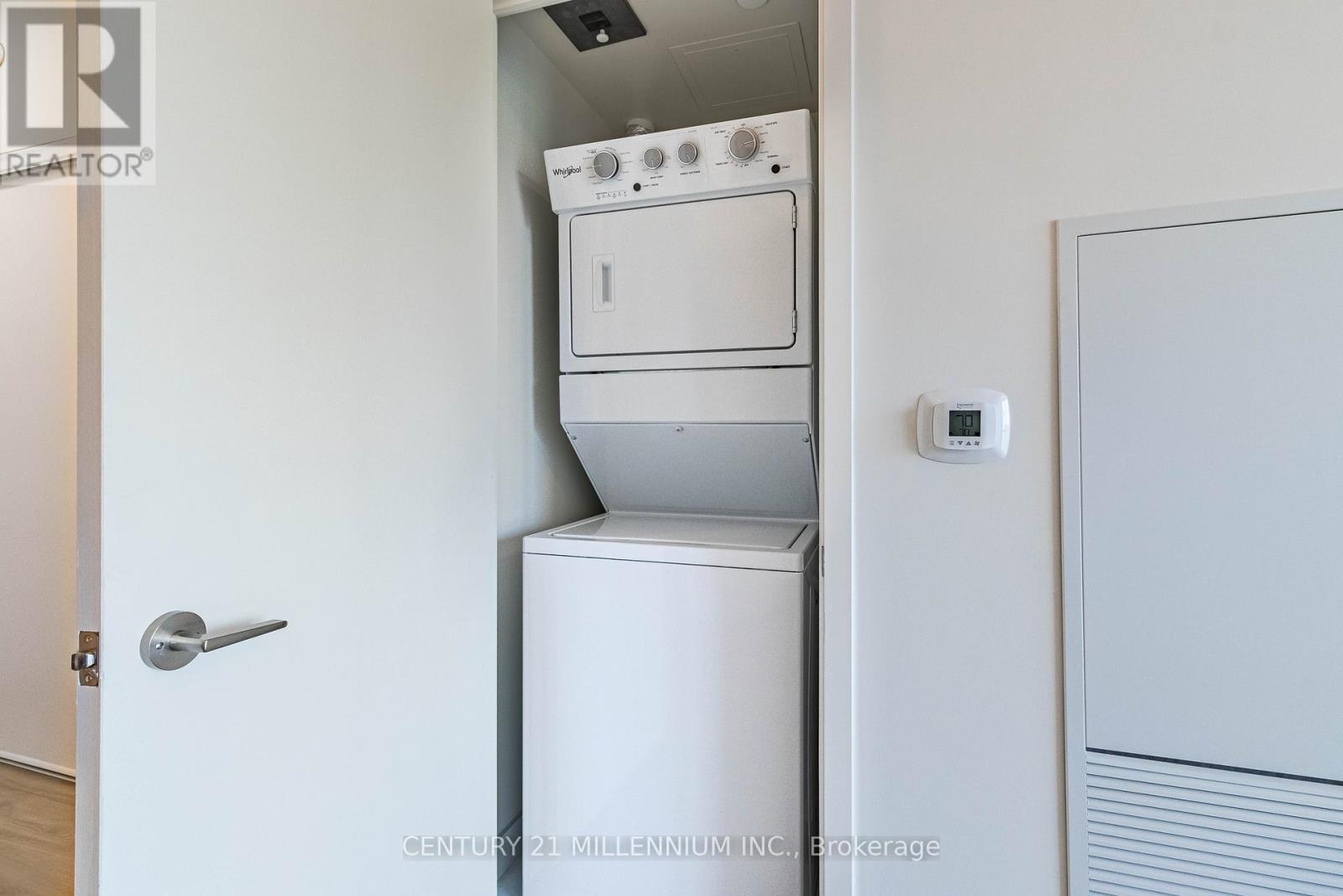 606 - 10 Deerlick Court, Toronto, ON - Indoor Photo Showing Laundry Room