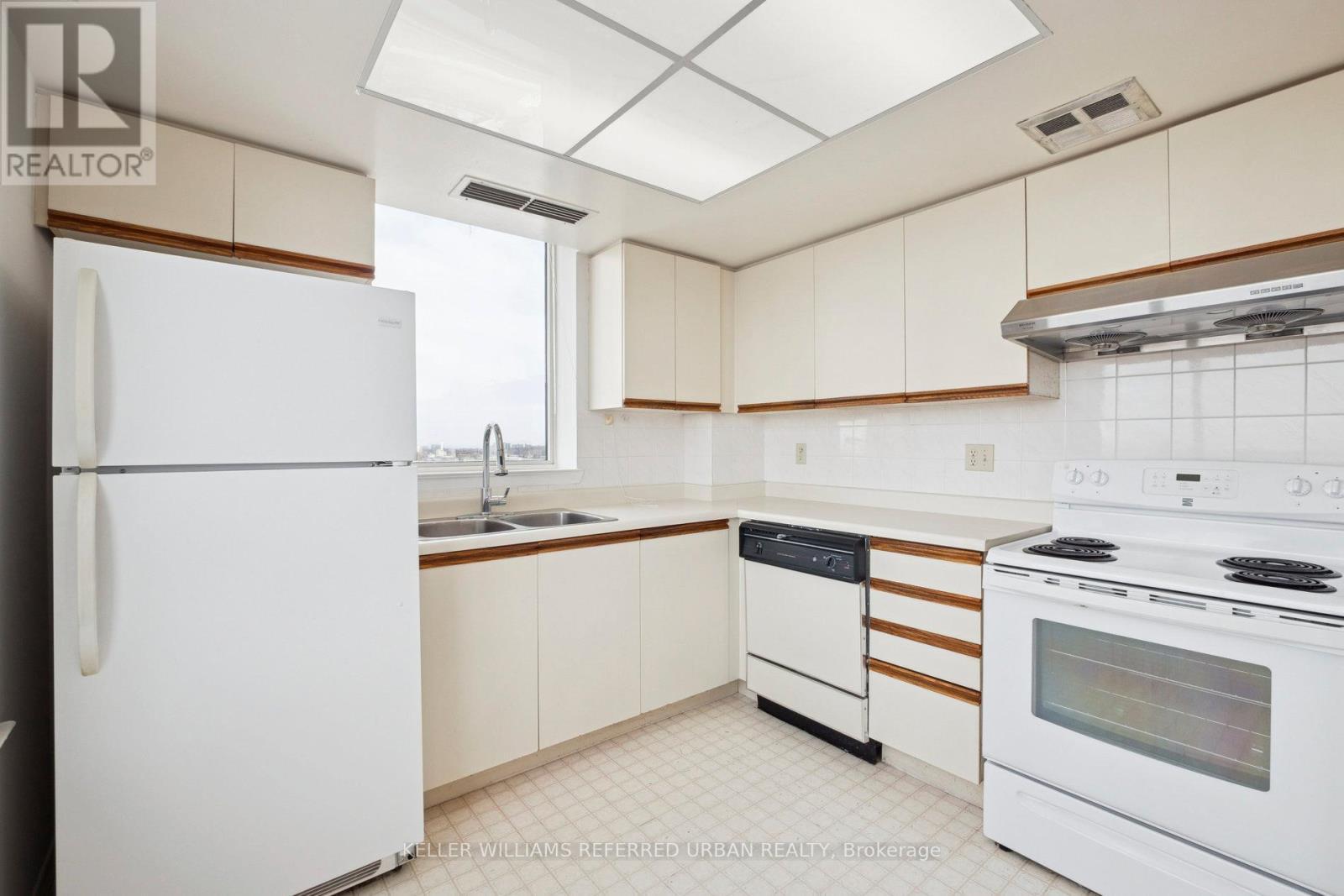 1021 - 3 Greystone Walk Drive, Toronto, ON - Indoor Photo Showing Kitchen With Double Sink