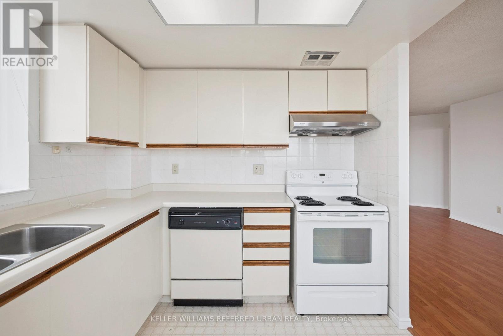 1021 - 3 Greystone Walk Drive, Toronto, ON - Indoor Photo Showing Kitchen