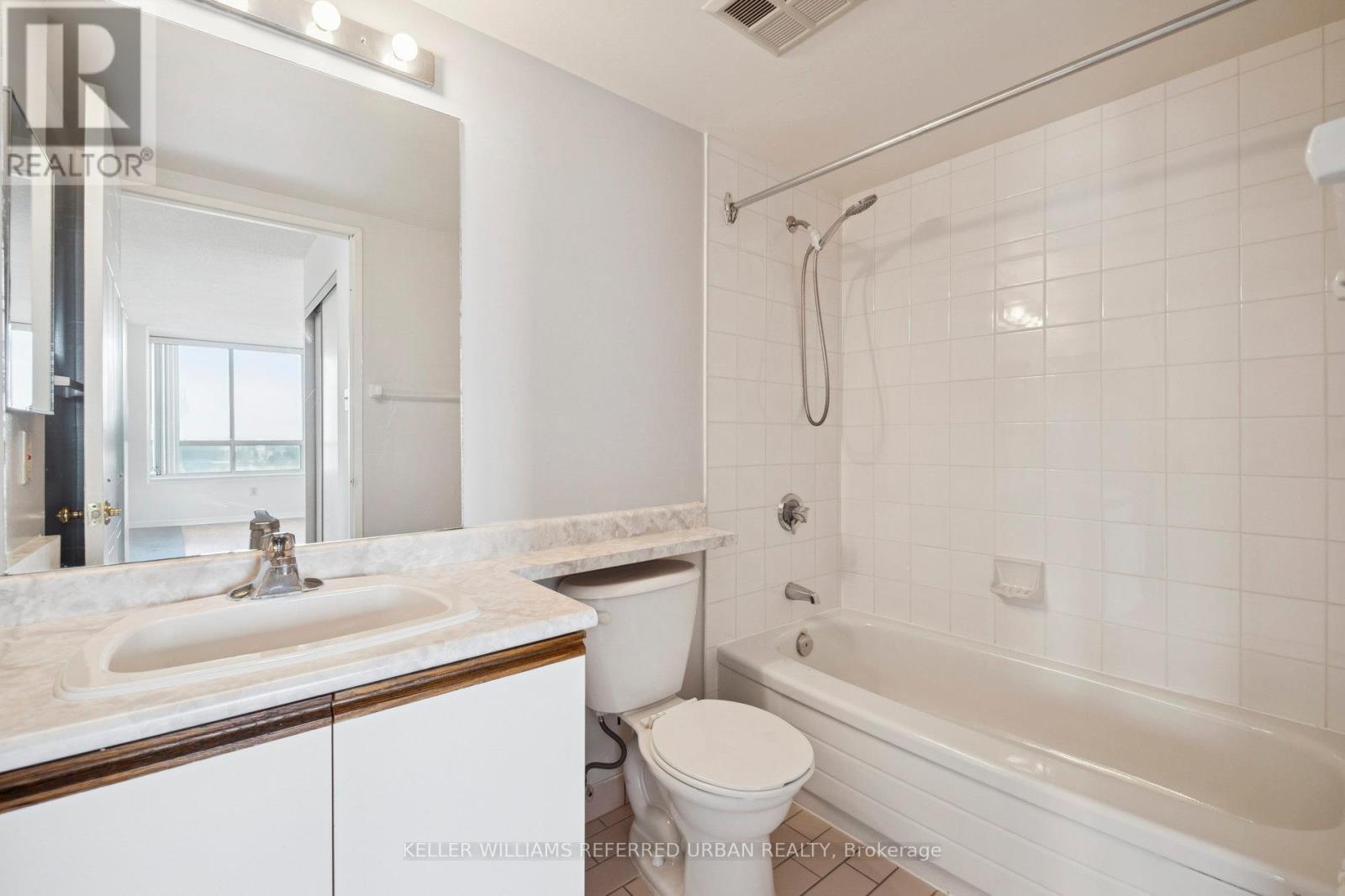1021 - 3 Greystone Walk Drive, Toronto, ON - Indoor Photo Showing Bathroom
