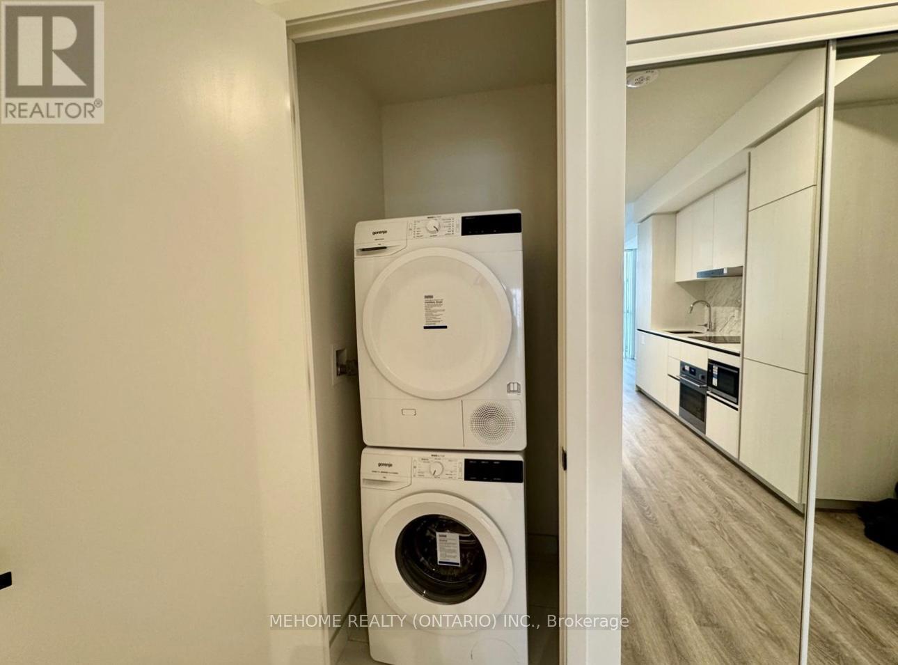 4807 - 8 Interchange Way, Vaughan, ON - Indoor Photo Showing Laundry Room