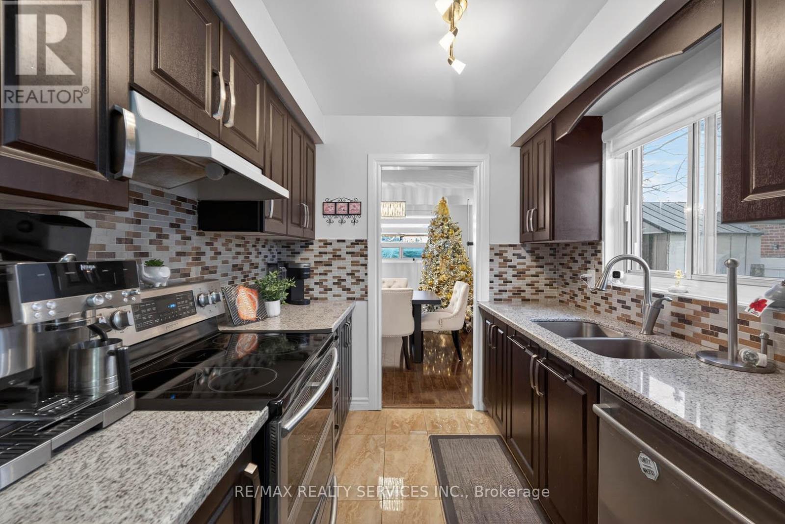 85 Bruce Beer Drive, Brampton, ON - Indoor Photo Showing Kitchen With Double Sink With Upgraded Kitchen