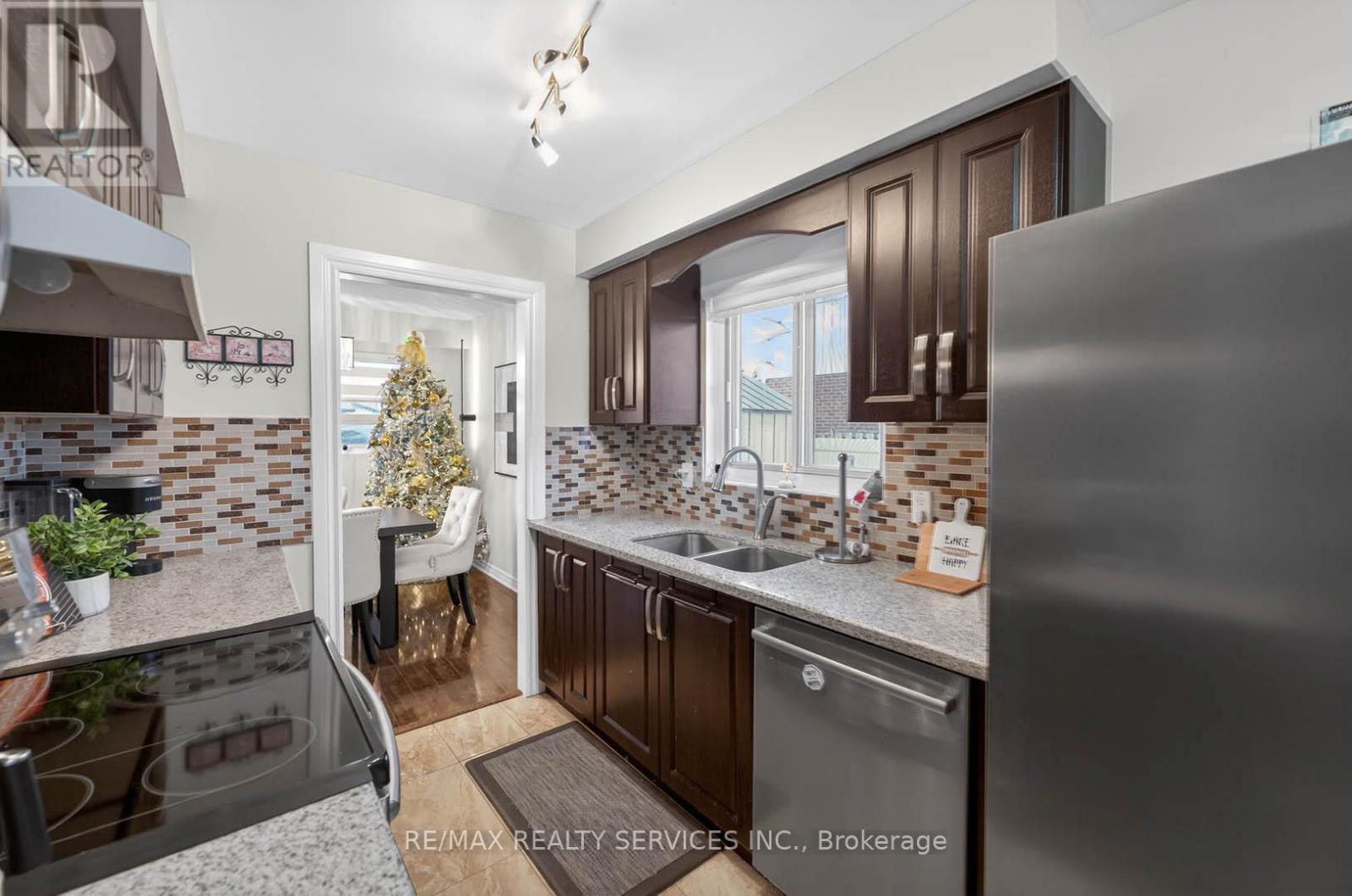 85 Bruce Beer Drive, Brampton, ON - Indoor Photo Showing Kitchen With Double Sink