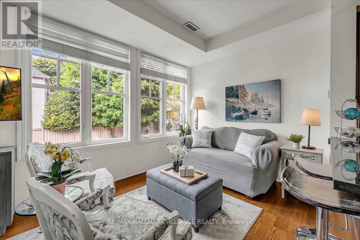 701 - 1011 Deta Road, Mississauga, ON - Indoor Photo Showing Living Room