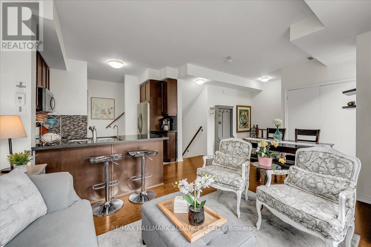 701 - 1011 Deta Road, Mississauga, ON - Indoor Photo Showing Living Room