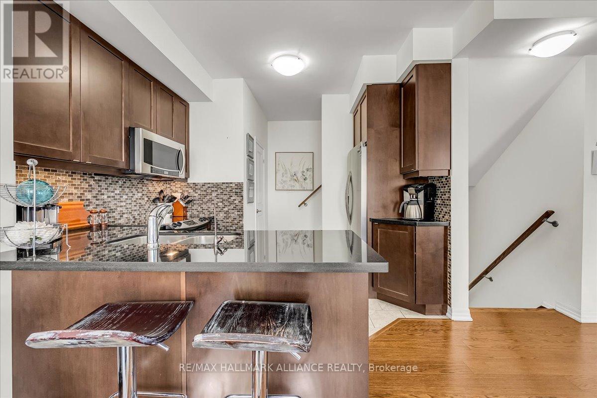 701 - 1011 Deta Road, Mississauga, ON - Indoor Photo Showing Kitchen