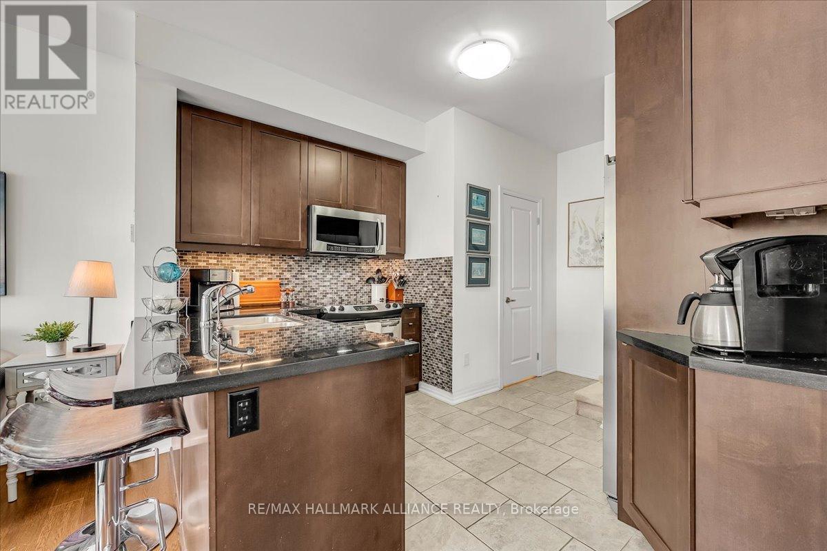 701 - 1011 Deta Road, Mississauga, ON - Indoor Photo Showing Kitchen