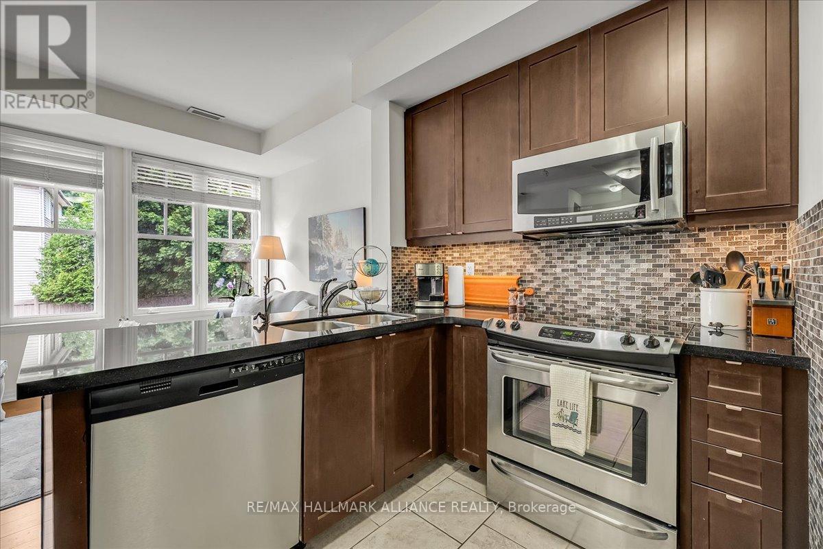 701 - 1011 Deta Road, Mississauga, ON - Indoor Photo Showing Kitchen With Double Sink With Upgraded Kitchen