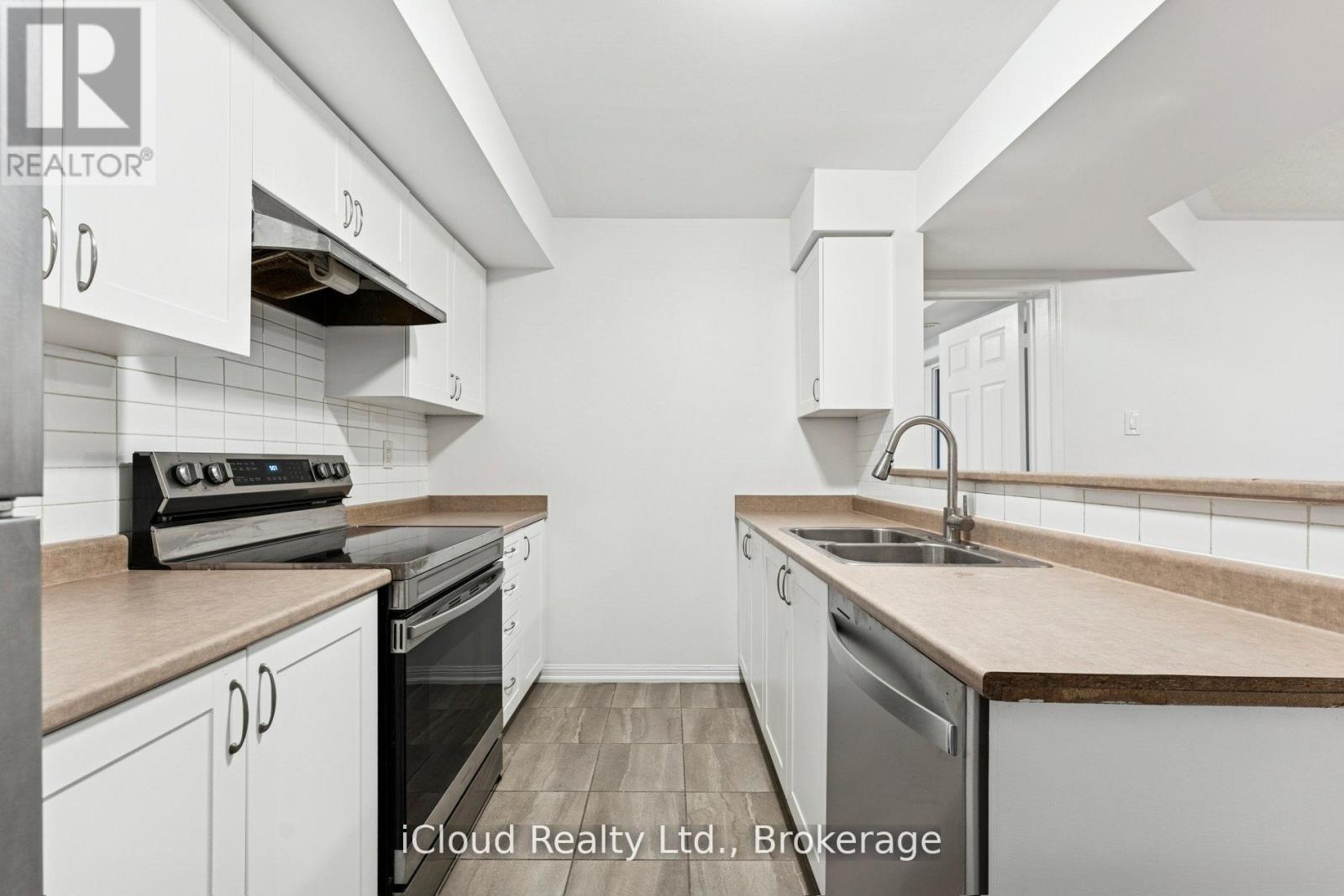 193 - 250 Sunny Meadow Boulevard, Brampton, ON - Indoor Photo Showing Kitchen With Double Sink
