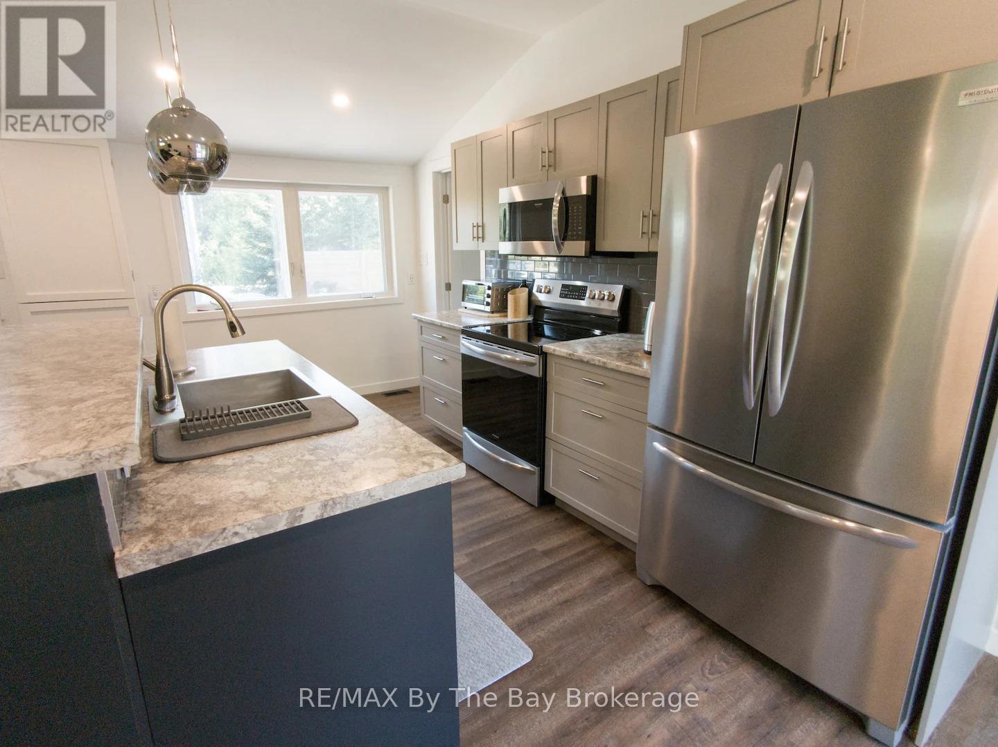 127 Glenlake Boulevard, Collingwood, ON - Indoor Photo Showing Kitchen With Stainless Steel Kitchen