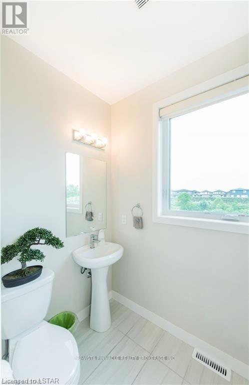 938 West Village Square, London North (North M), ON - Indoor Photo Showing Bathroom