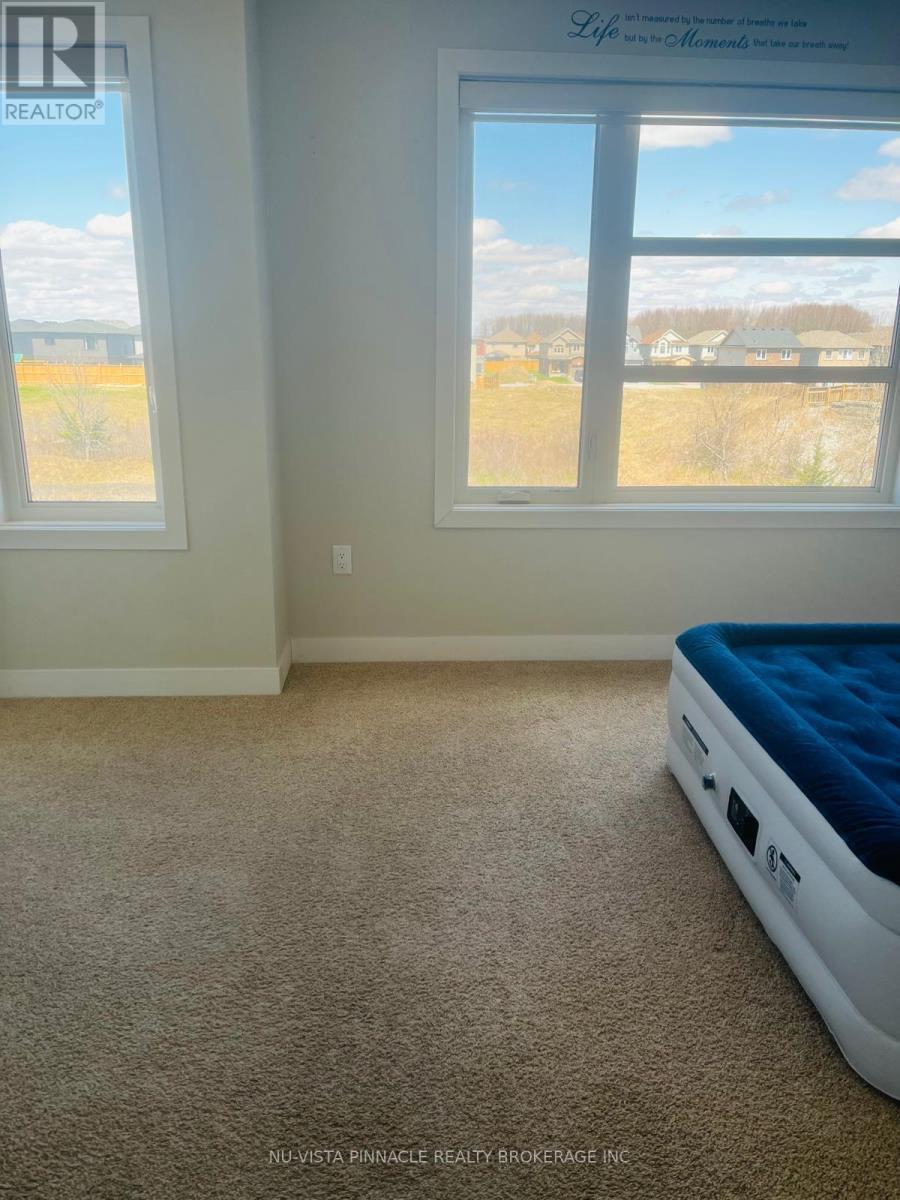 938 West Village Square, London North (North M), ON - Indoor Photo Showing Bedroom