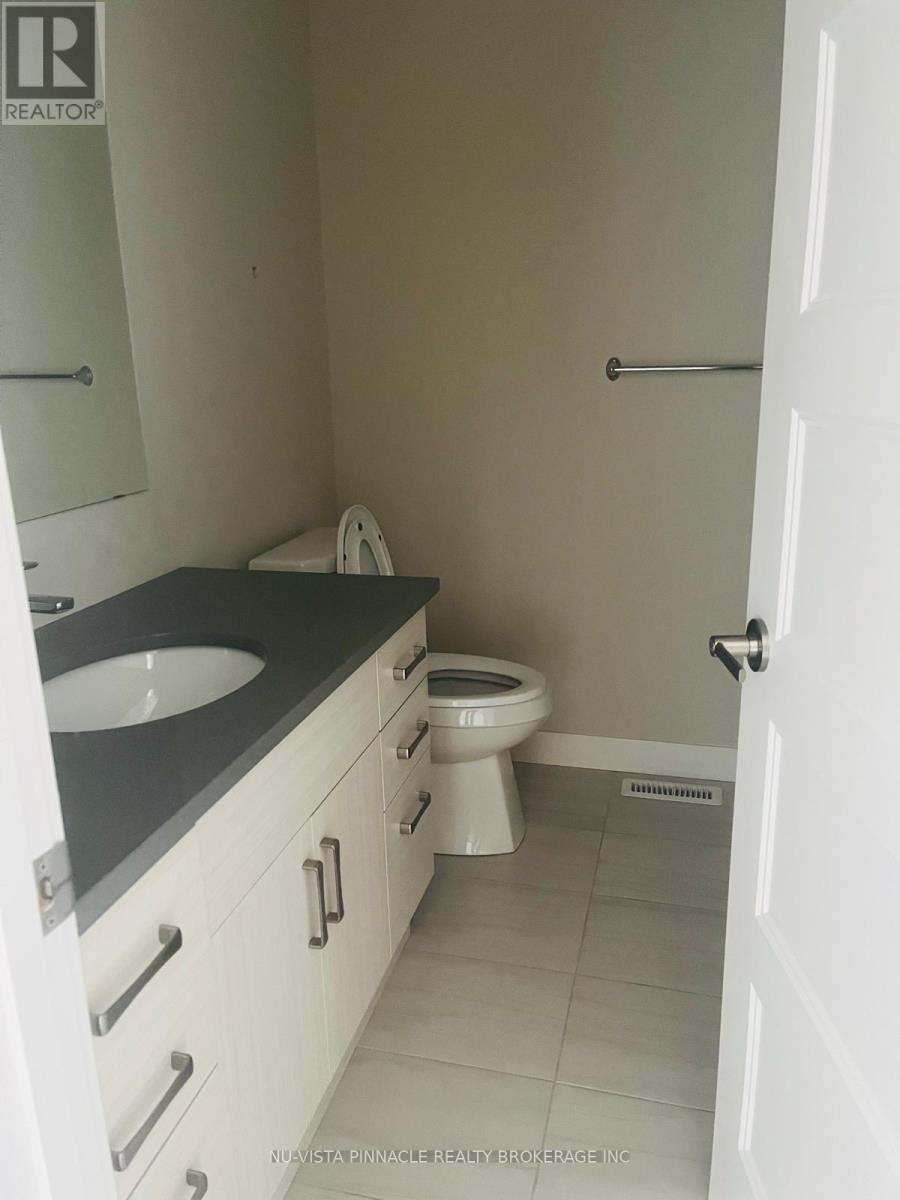 938 West Village Square, London North (North M), ON - Indoor Photo Showing Bathroom