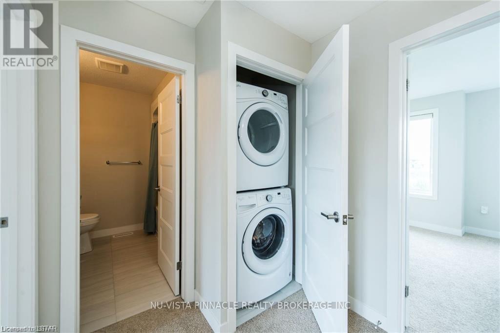 938 West Village Square, London North (North M), ON - Indoor Photo Showing Laundry Room