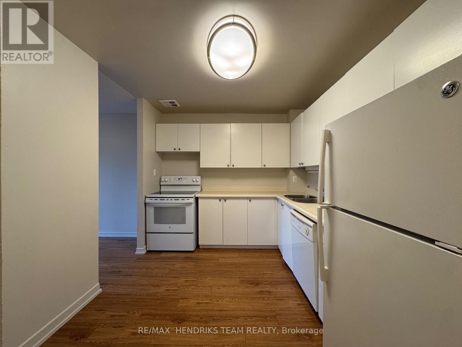 302 - 128 St Augustine Drive, St. Catharines (Secord Woods), ON - Indoor Photo Showing Kitchen With Double Sink