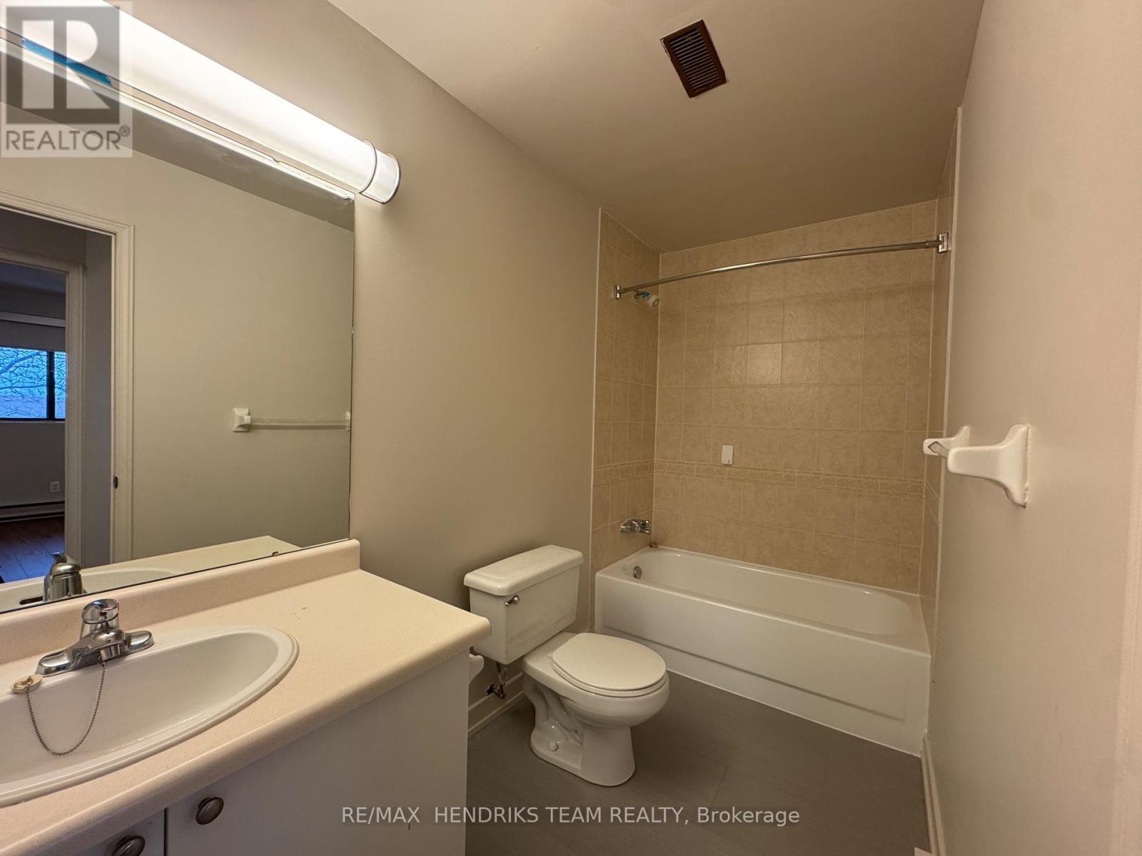 302 - 128 St Augustine Drive, St. Catharines (Secord Woods), ON - Indoor Photo Showing Bathroom