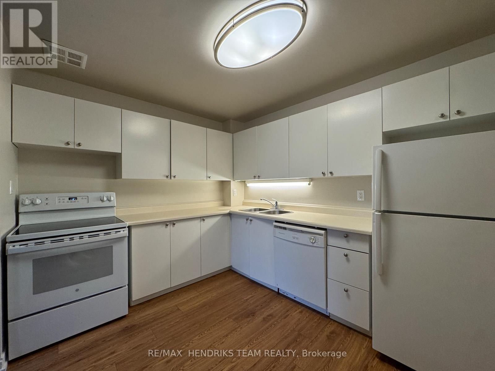 302 - 128 St Augustine Drive, St. Catharines (Secord Woods), ON - Indoor Photo Showing Kitchen With Double Sink