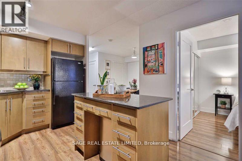 202 - 20 Blue Jays Way, Toronto, ON - Indoor Photo Showing Kitchen