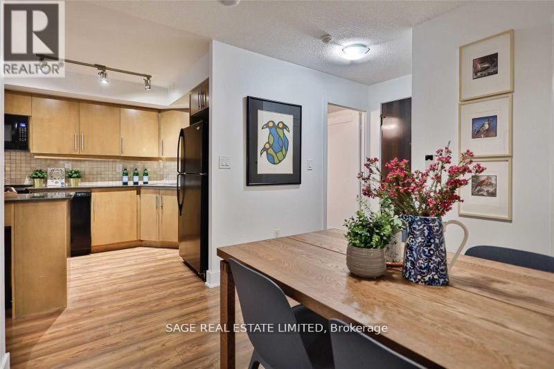 202 - 20 Blue Jays Way, Toronto, ON - Indoor