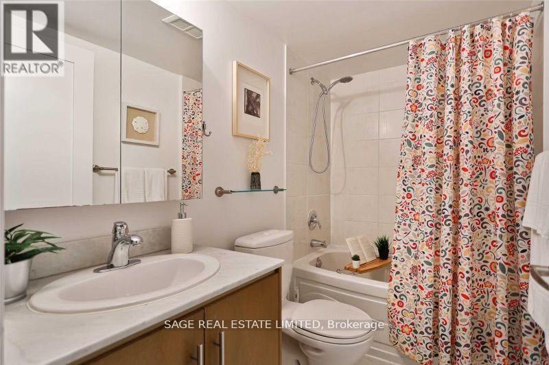 202 - 20 Blue Jays Way, Toronto, ON - Indoor Photo Showing Bathroom