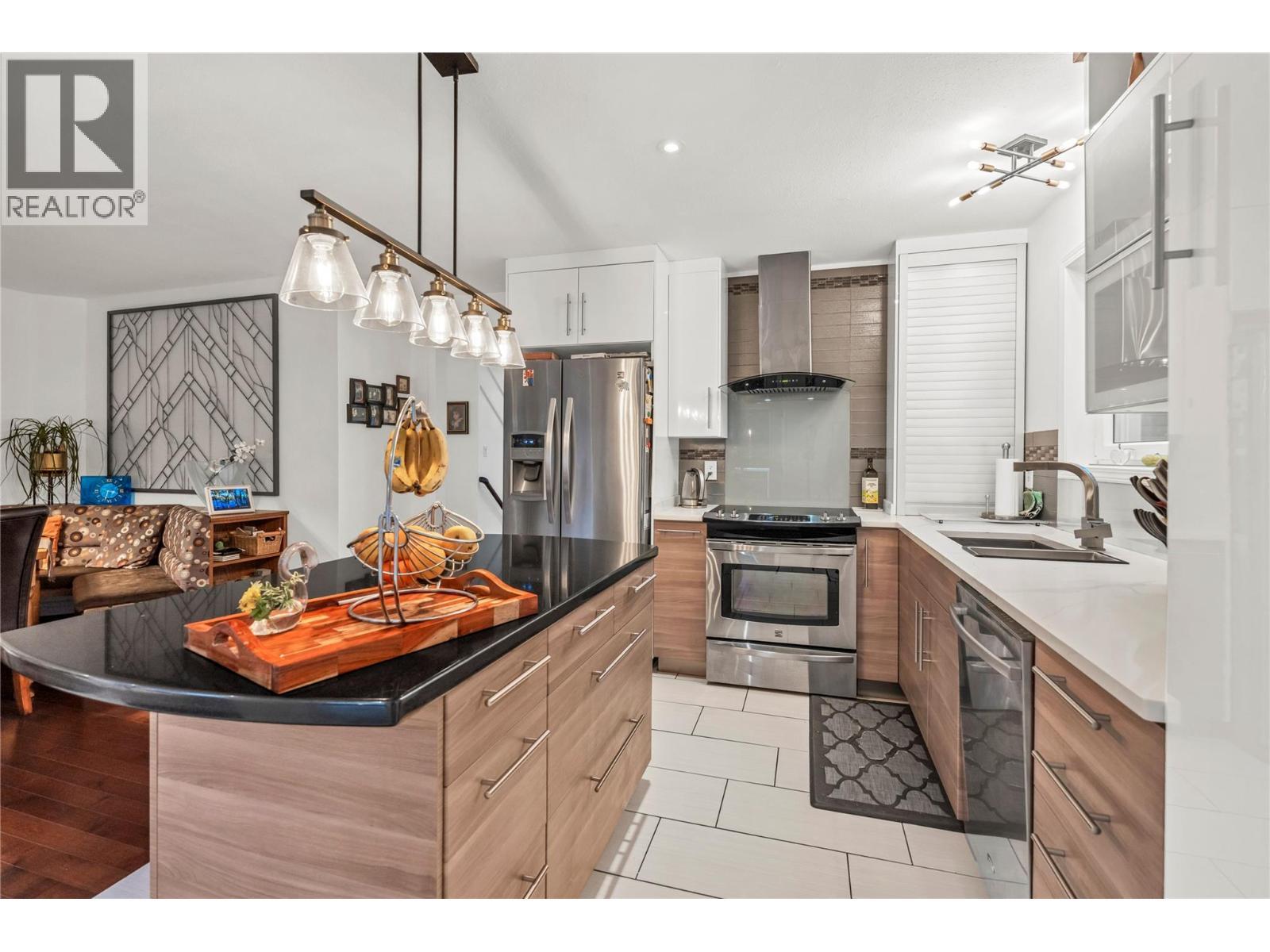 156 Stevens Court, Penticton, BC - Indoor Photo Showing Kitchen With Upgraded Kitchen