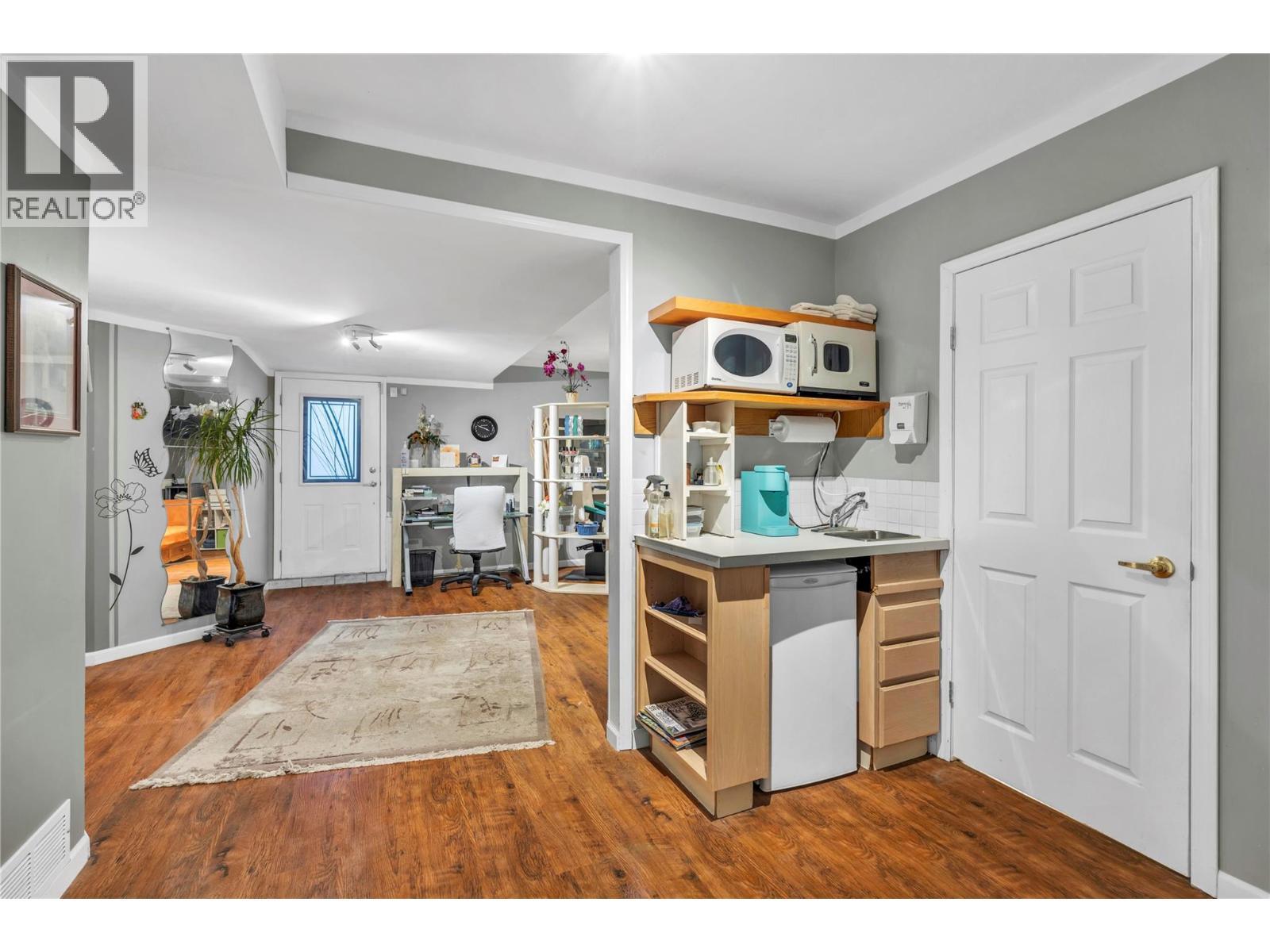 156 Stevens Court, Penticton, BC - Indoor Photo Showing Other Room