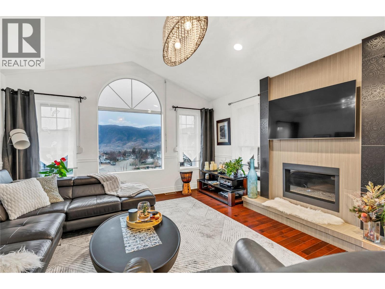 156 Stevens Court, Penticton, BC - Indoor Photo Showing Living Room With Fireplace