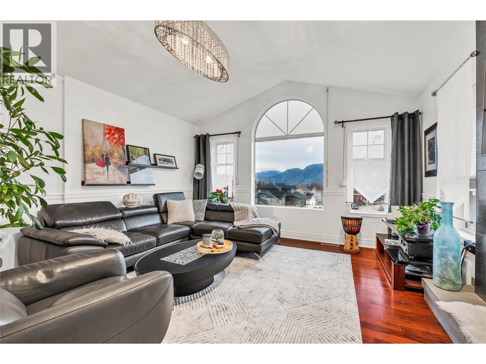 156 Stevens Court, Penticton, BC - Indoor Photo Showing Living Room