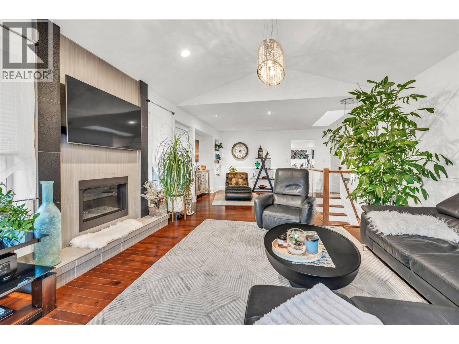 156 Stevens Court, Penticton, BC - Indoor Photo Showing Living Room With Fireplace