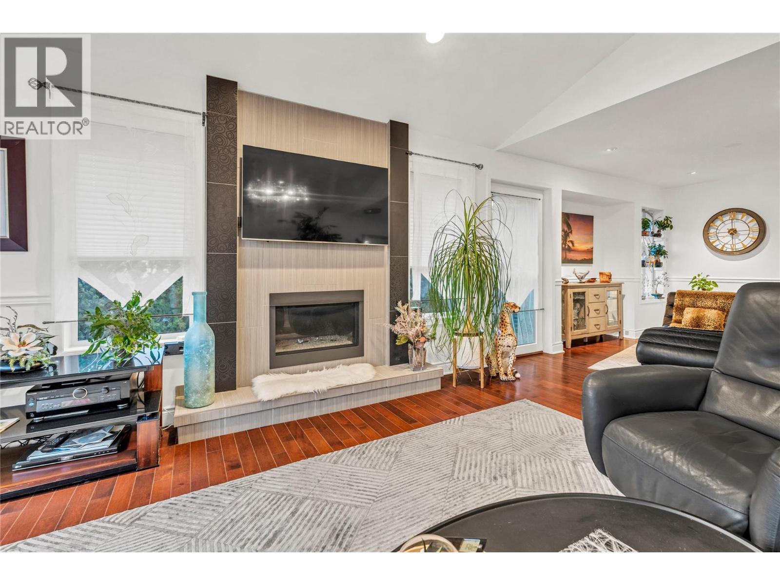 156 Stevens Court, Penticton, BC - Indoor Photo Showing Living Room With Fireplace