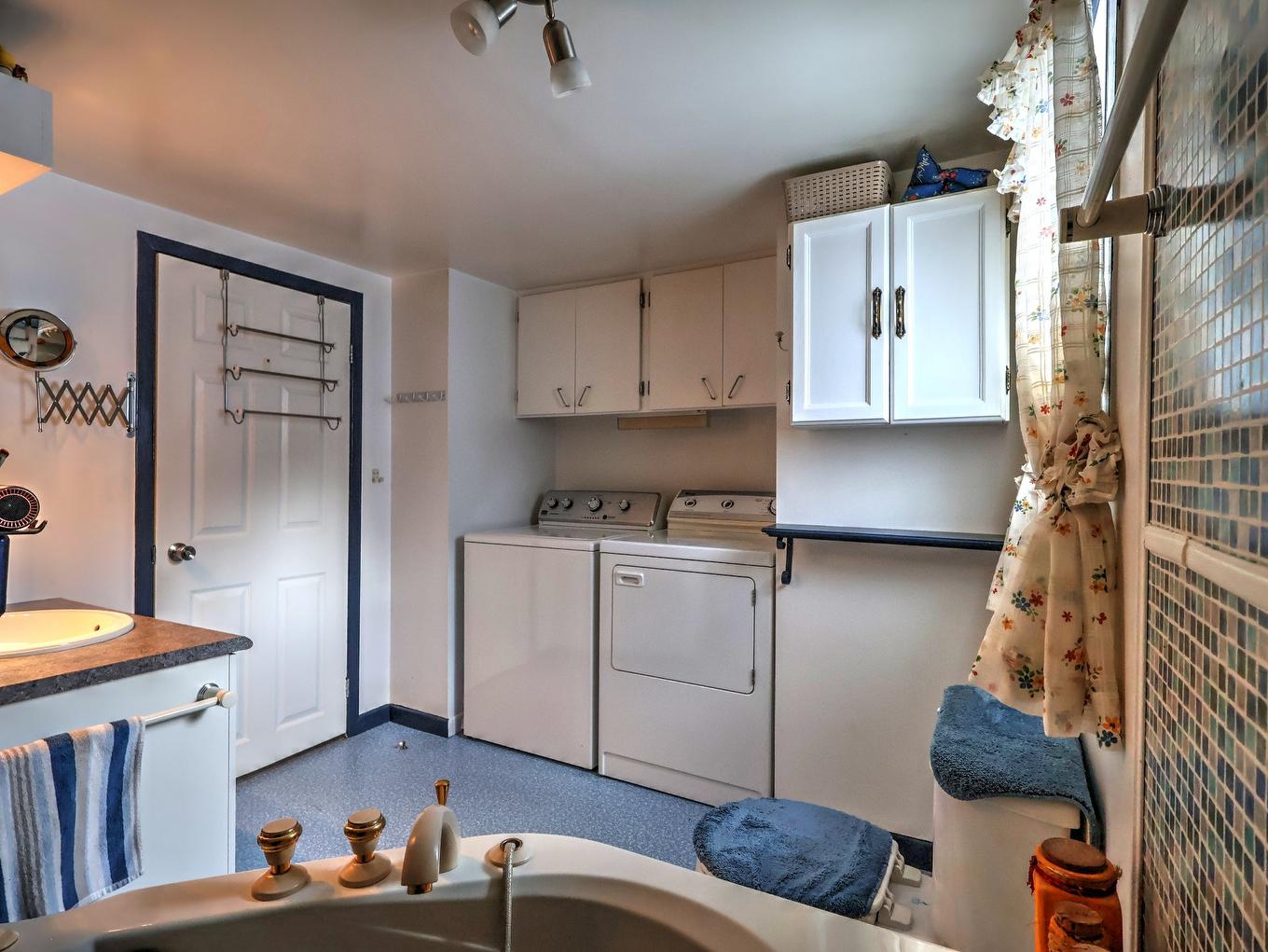 Bathroom - 348 4E Avenue, Saint-Paul-De-Montminy, QC - Indoor Photo Showing Laundry Room